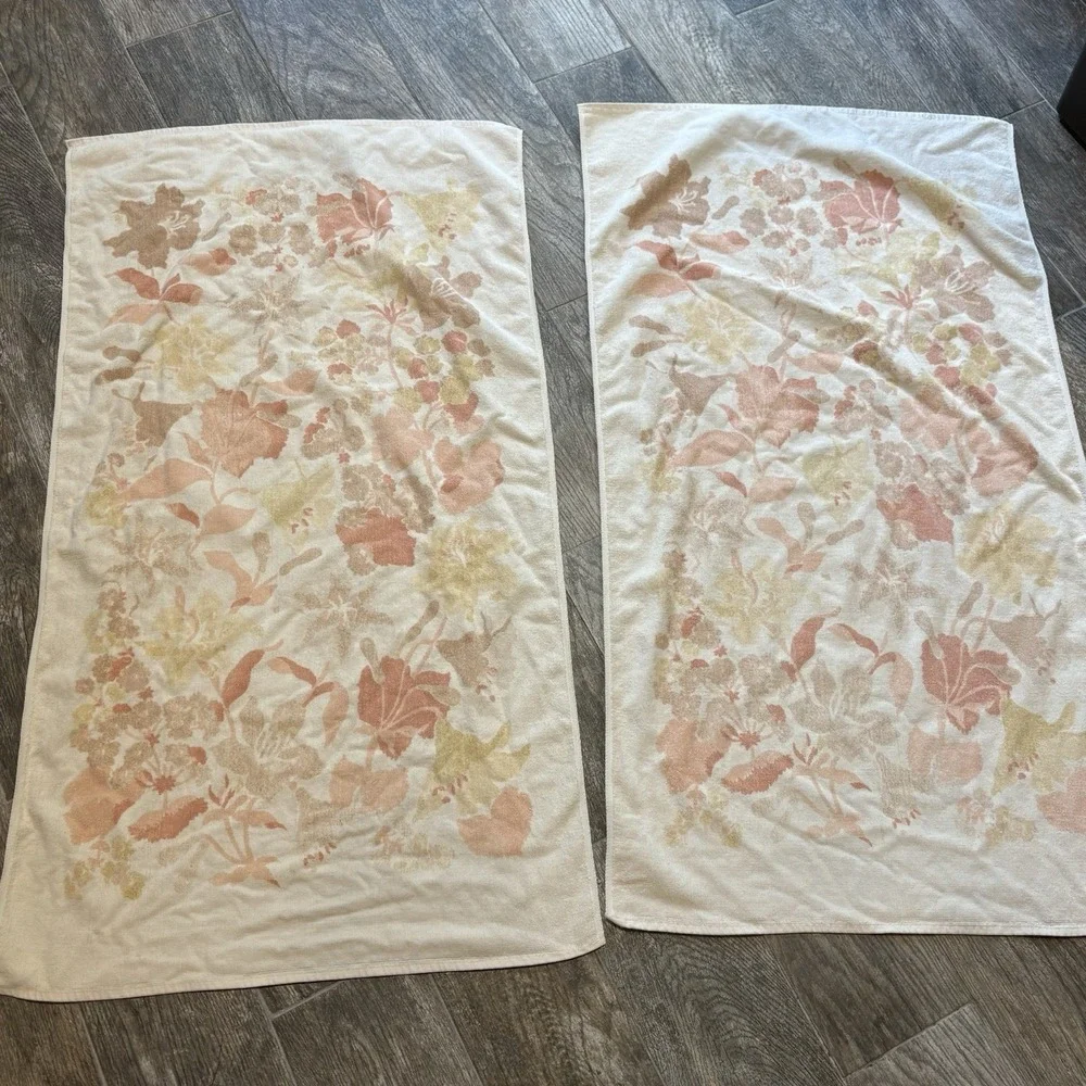 Vtg 1970s Utica JP Stevens Bath Towel Pair MCM 23x41 Floral Pink Cream Beige